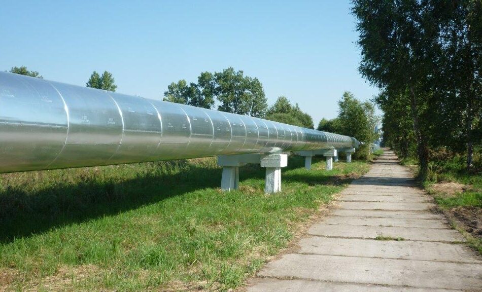 Na zdjęciu widoczny odcinek magistrali ciepłowniczej biegnącej wzdłuż drogi na Rogowiec