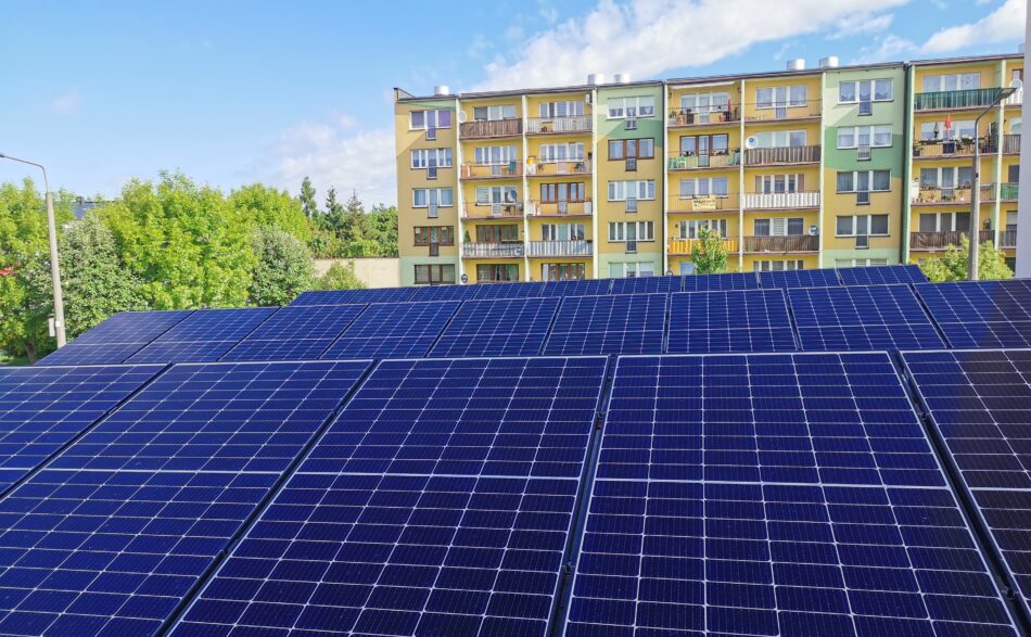 Zdjęcie przedstawia instalację fotowoltaiczną na budynku węzła cieplnego os. Dolnośląskie 341 w Bełchatowie