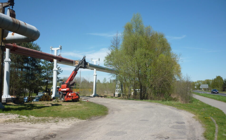 Zdjęcie przedstawia fragment sieci napowietrznej wzdłuż drogi Bełchatów-Rogowiec.