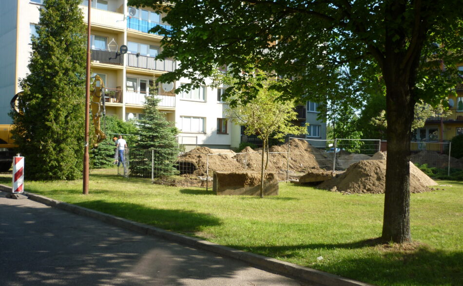 Zdjęcie przedstawia prace budowlane na os. Czaplinieckim bl. 1-4 obejmujące przebudowę sieci ciepłowniczej.