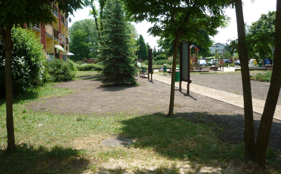 Na zdjęciu blok mieszkalny na osiedlu Czaplinieckim w Bełchatowie, trawnik i drzewa.